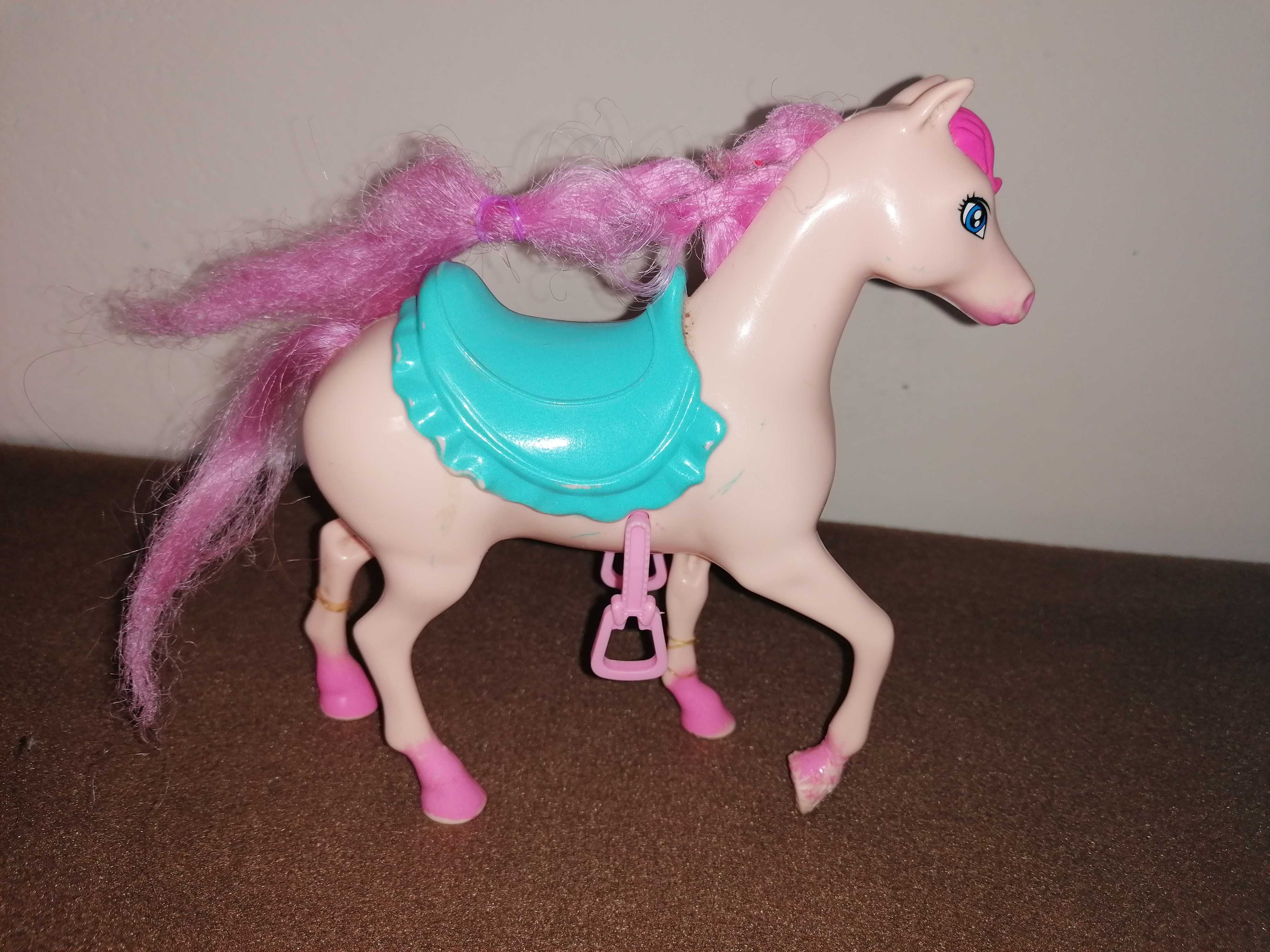 Konik dla lalki Barbie. Koń plastikowy, kremowy zielone siodło.