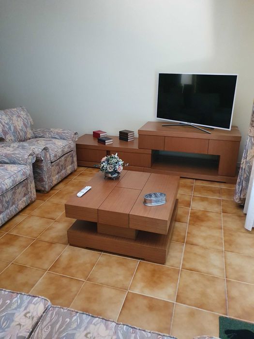 Móvel e mesa de centro em cerejeira