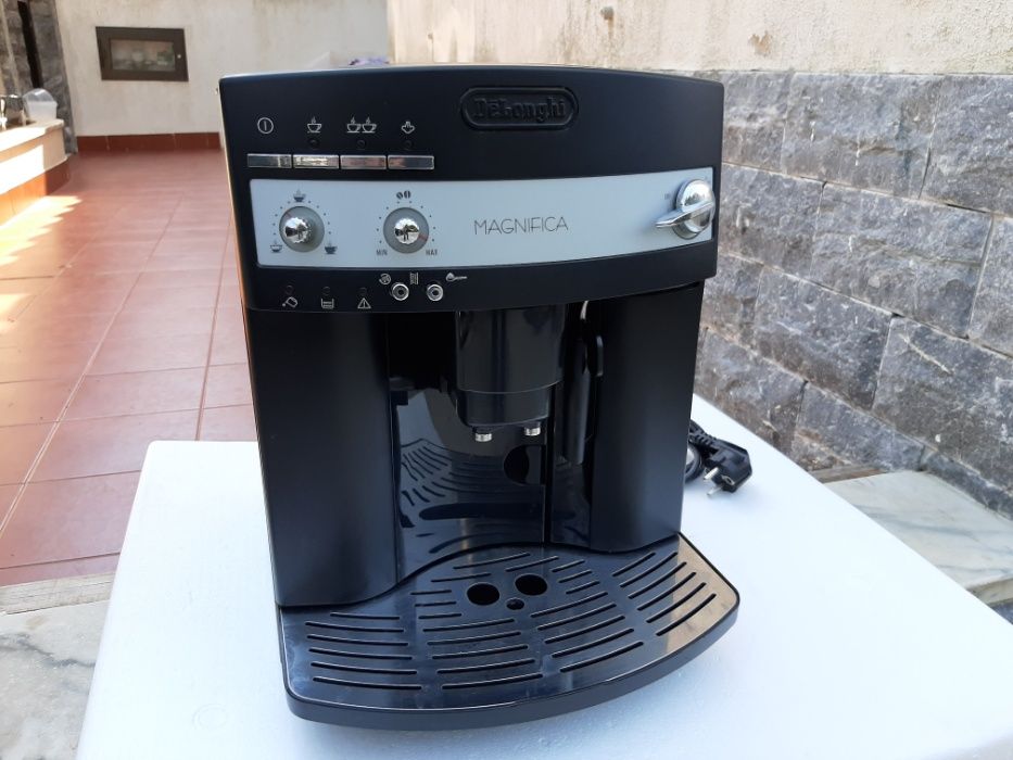 MÁQUINA DE CAFÉ Marca DeLonghi Magnífica mod.212002 Moinho integrado