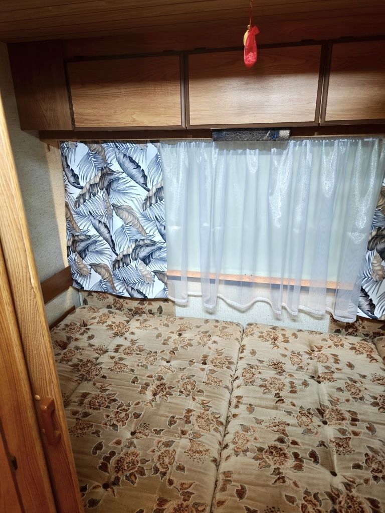 Przyczepa kempingowa Burstner 4501 nad jeziorem
