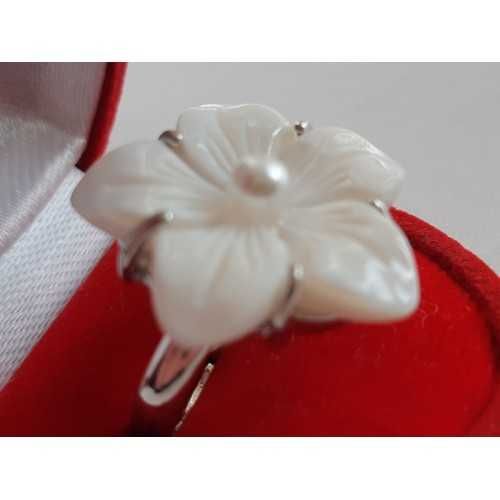 Кольцо Цветочек перламутр