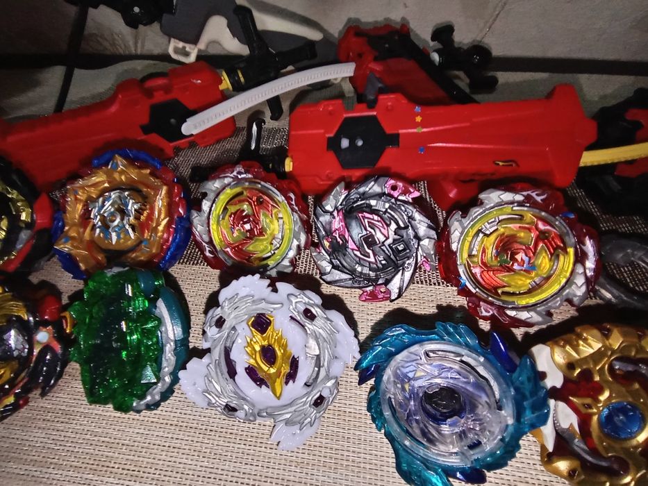 Колекція іграшок Бейблейд (Beyblade) та пускових пристроїв з ареною
