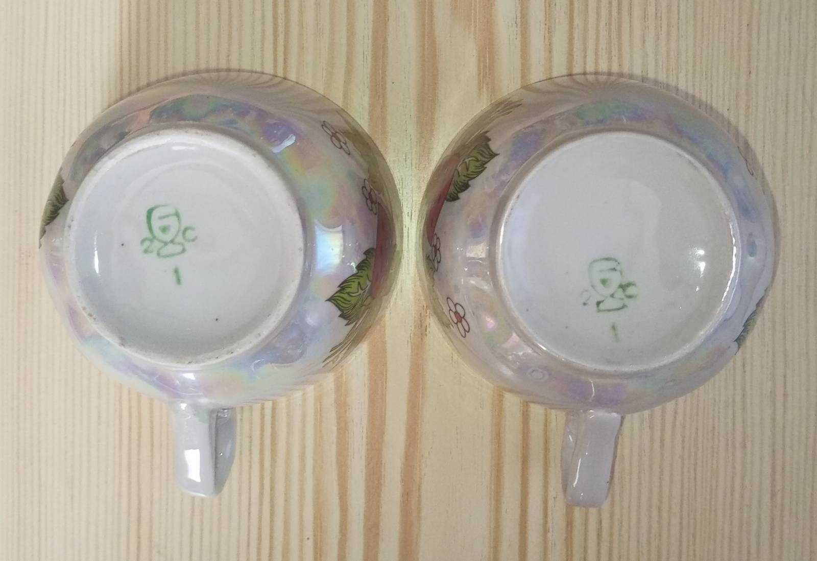 Дві парні перламутрові чайні чашки з суничками