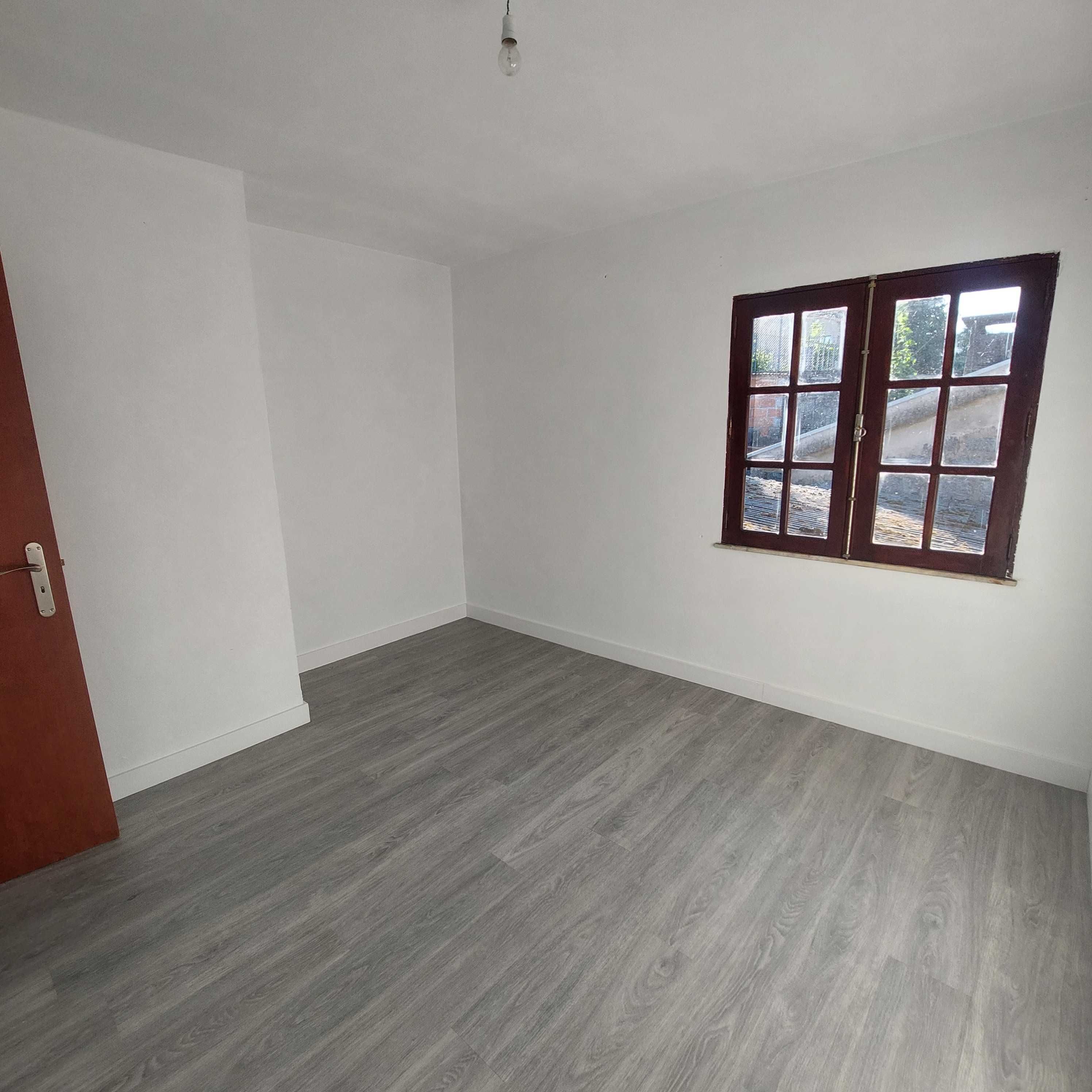 Alugo casa na aldeia com 4 quarto