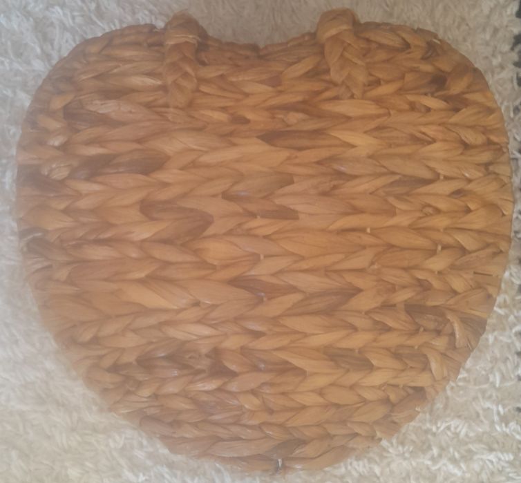 Vendo cesta com tampa de folha de bananeira em forma de coração