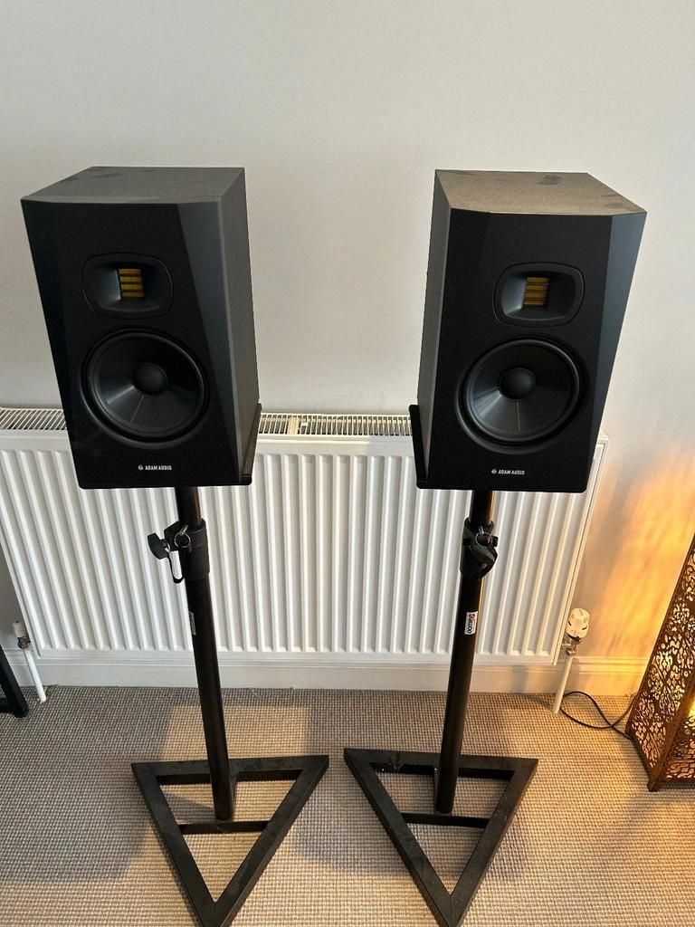 Monitorowe głośniki Adam Audio T7V z regulowanymi stojakami