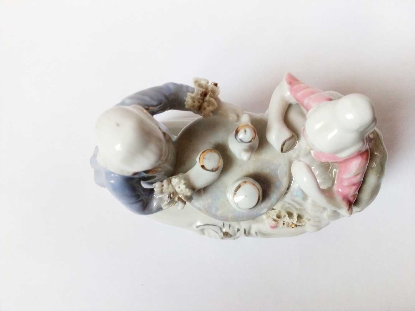 porcelanowa figurka para przy stoliku vintage