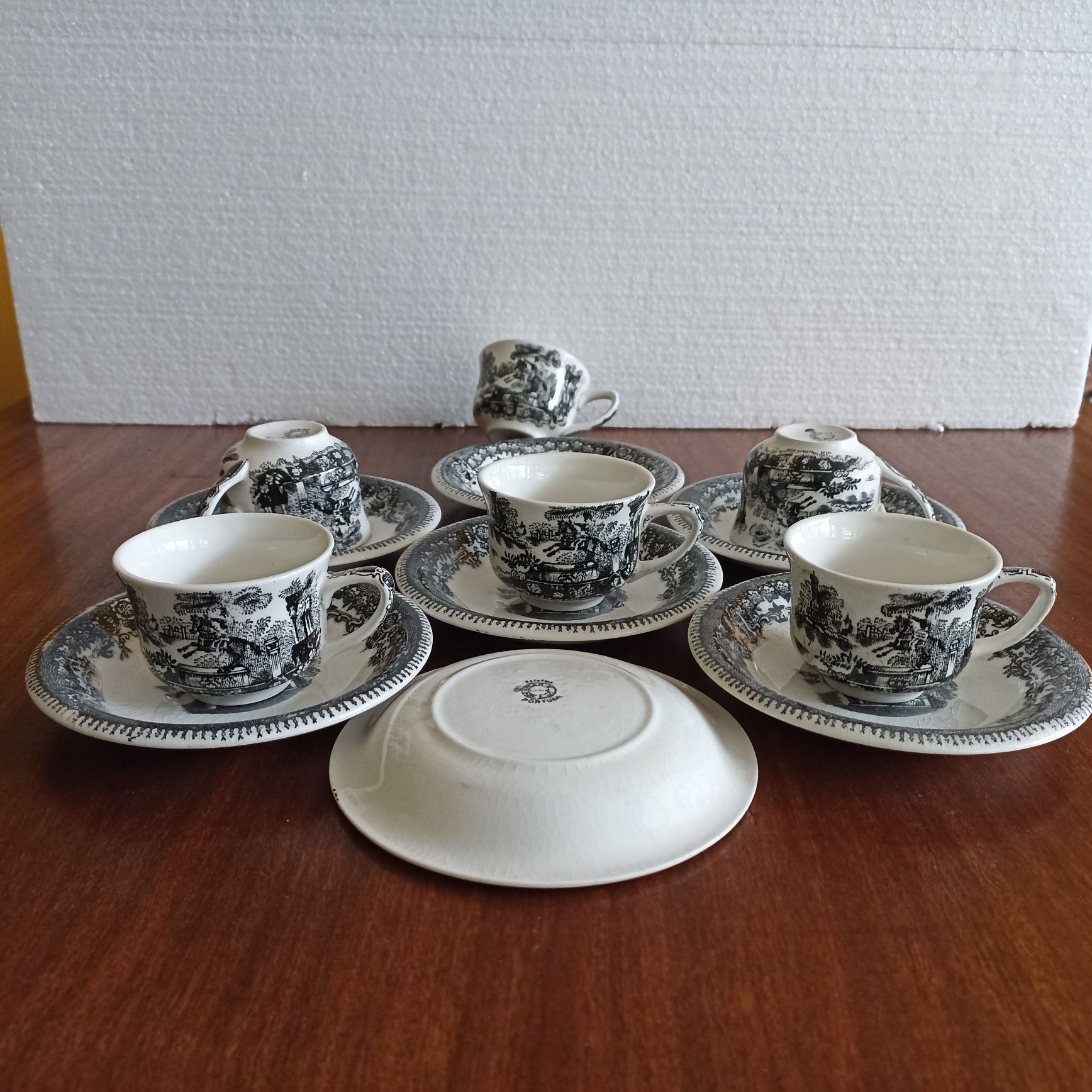 Lote de 6 chávenas de café Sacavém Gilman & Cta motivo Estátua