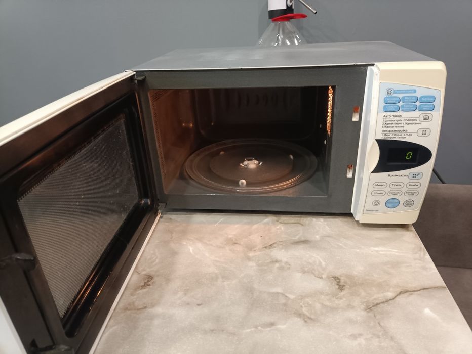 Микроволновая печь LG Intelowave MH-6342W  23л сенсорная. Все исправно