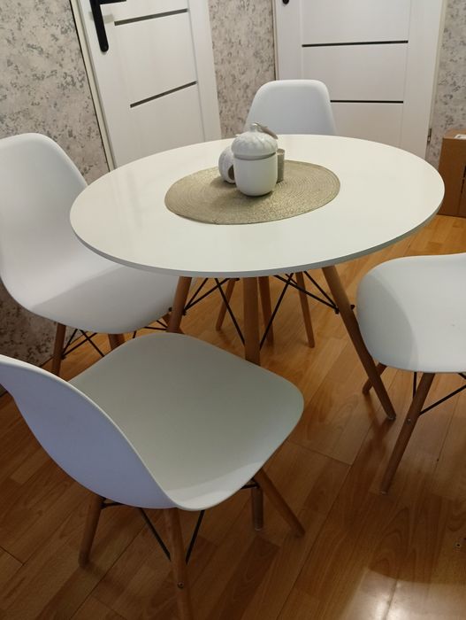Stół okrągły w stylu skandynawskim w raz z krzesłami