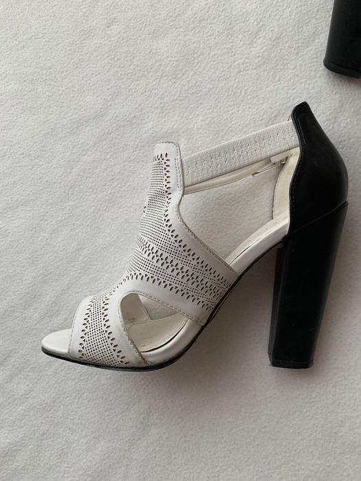 Piękne buty sandały na słupku ze wzorem mohito biało czarne odkryty pa