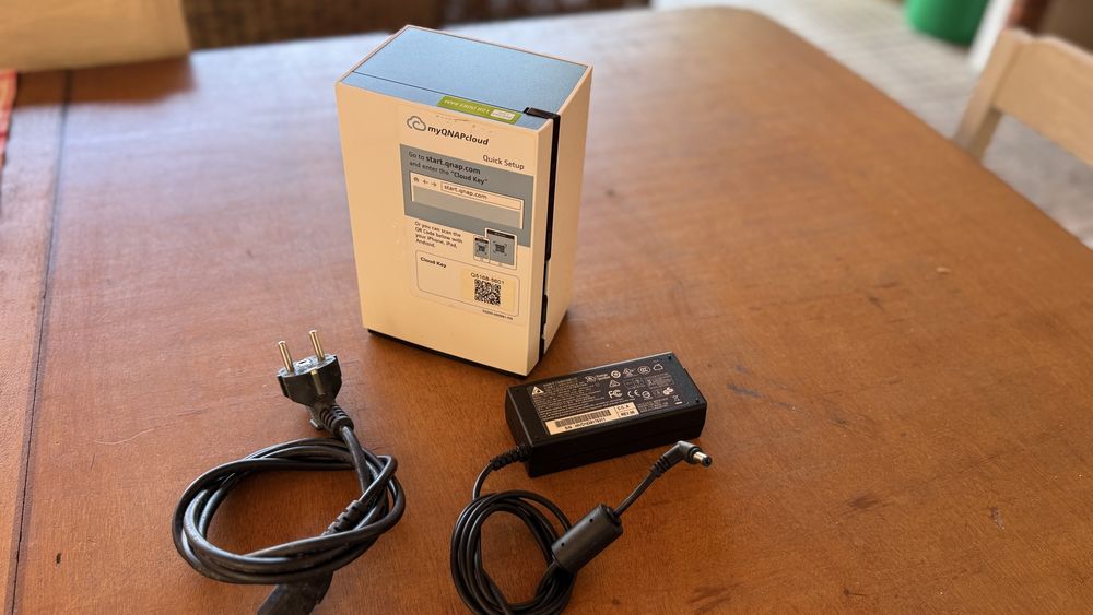 Disco rede QNAP TS-228 com 2 discos 4 tbytes