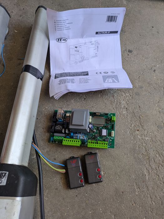 Motor Portão Batente BFT e placa com comandos