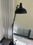 Candeeiro de pe alto preto em metal para sala ou quarto