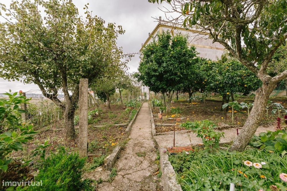 Lote de terreno rústico com uma área de 394m2 e possibilidade de const