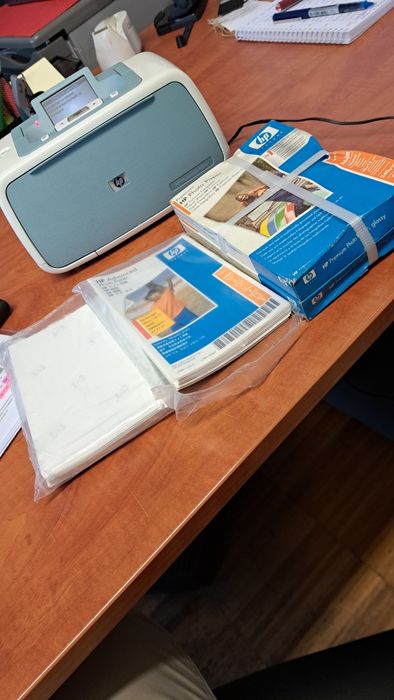 Impressora HP Photosmart A526 com 200 folhas de papel fotográfico.