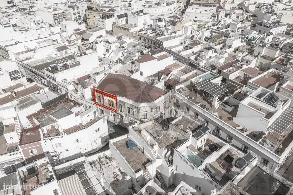 Apartamento T3 com amplo terraço num edifício histórico na baixa de Ol