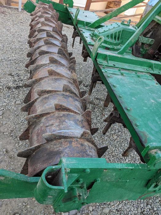 Фрезерний культиватор з вертикальною віссю обертання