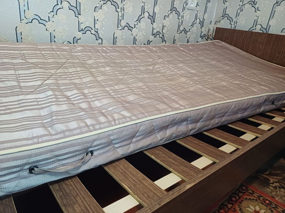 Продам две кровати с матрасами. Две тумбочки