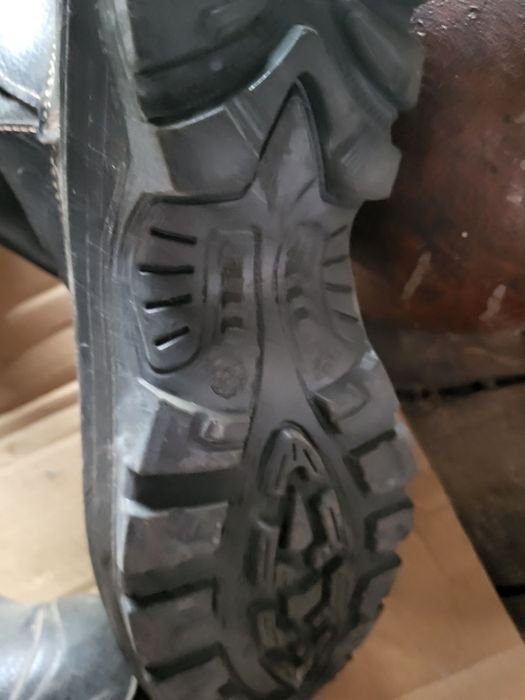 Продам  сапоги .