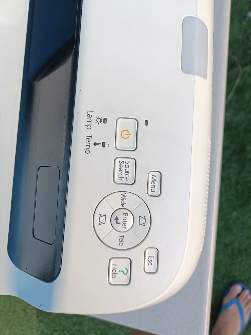 Projetor  epson EB-450W, que é um modelo de projetor de curta distânci