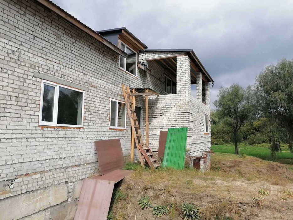 Продається будинок з власною водоймою