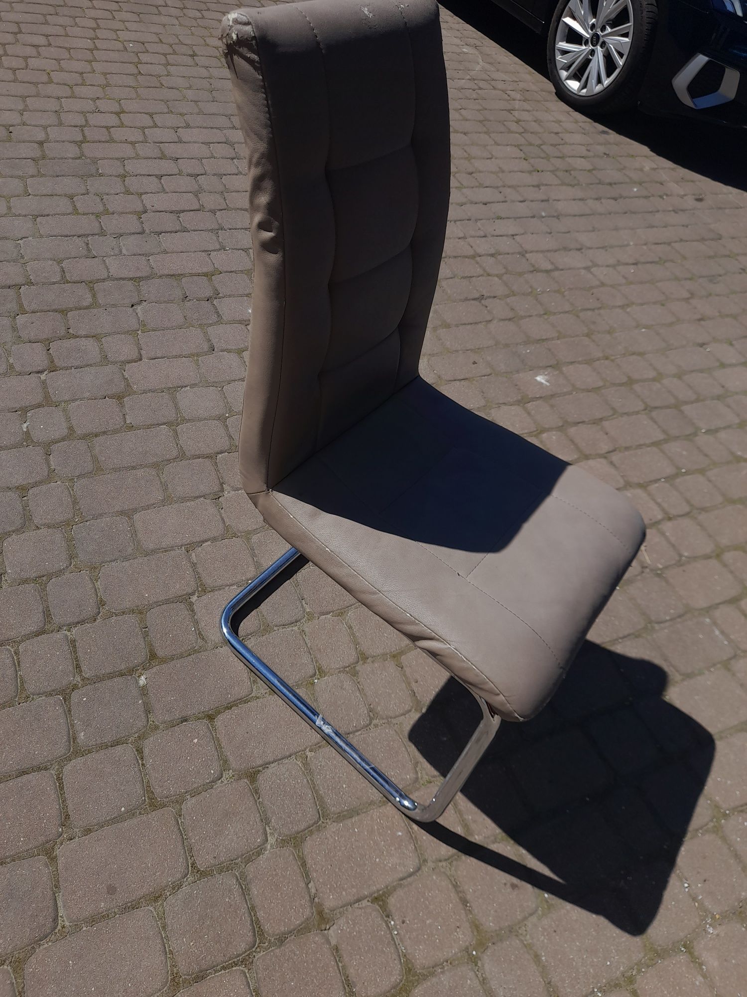 Krzesełko   na nogach niklowanych