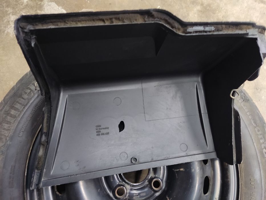 Продам запаску и кришку АКБ Ауди б3