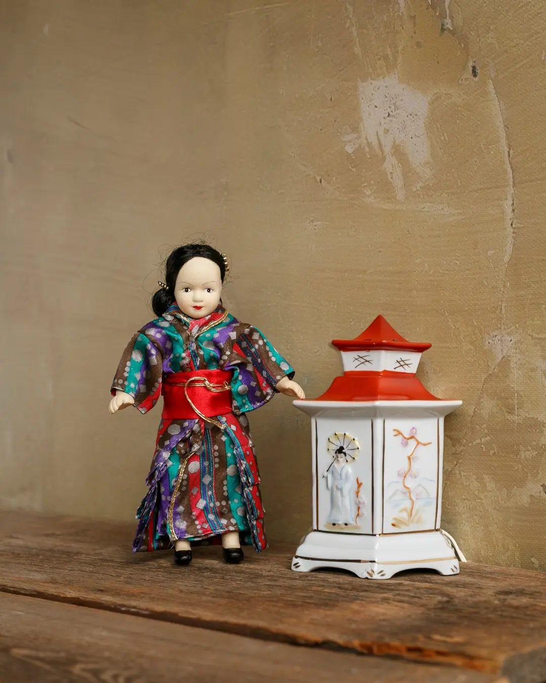 Porcelanowa japońska lalka vintage