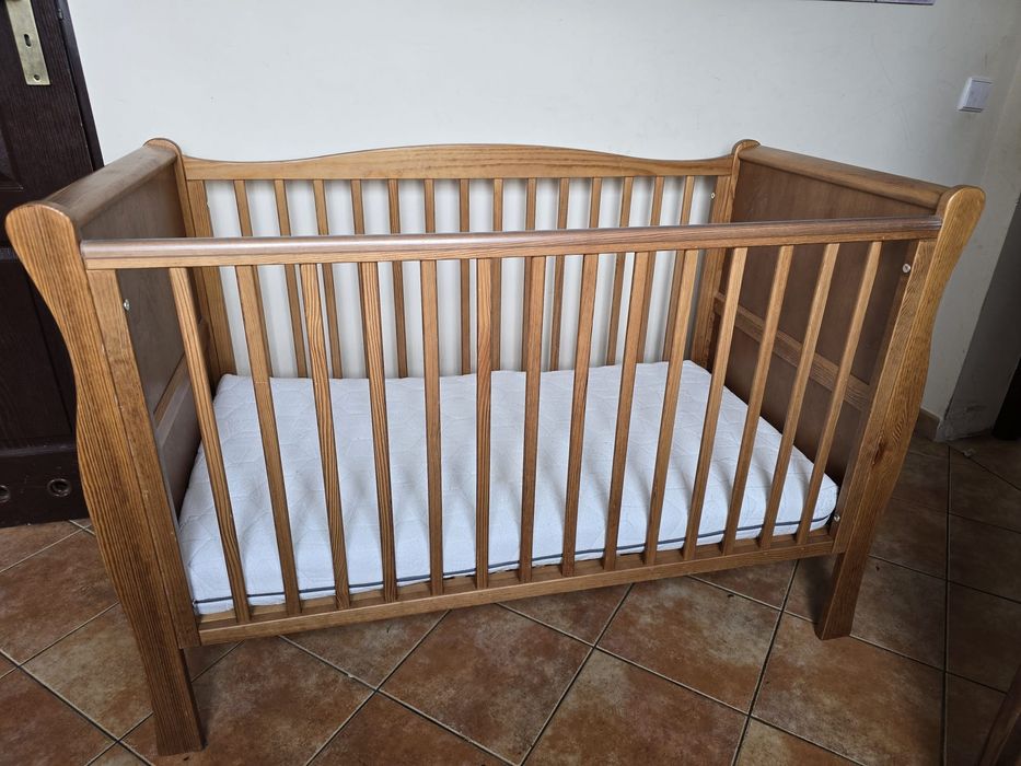 Łóżeczko dziecięce WOODIES z materacem + Chico Baby Hug 4w1