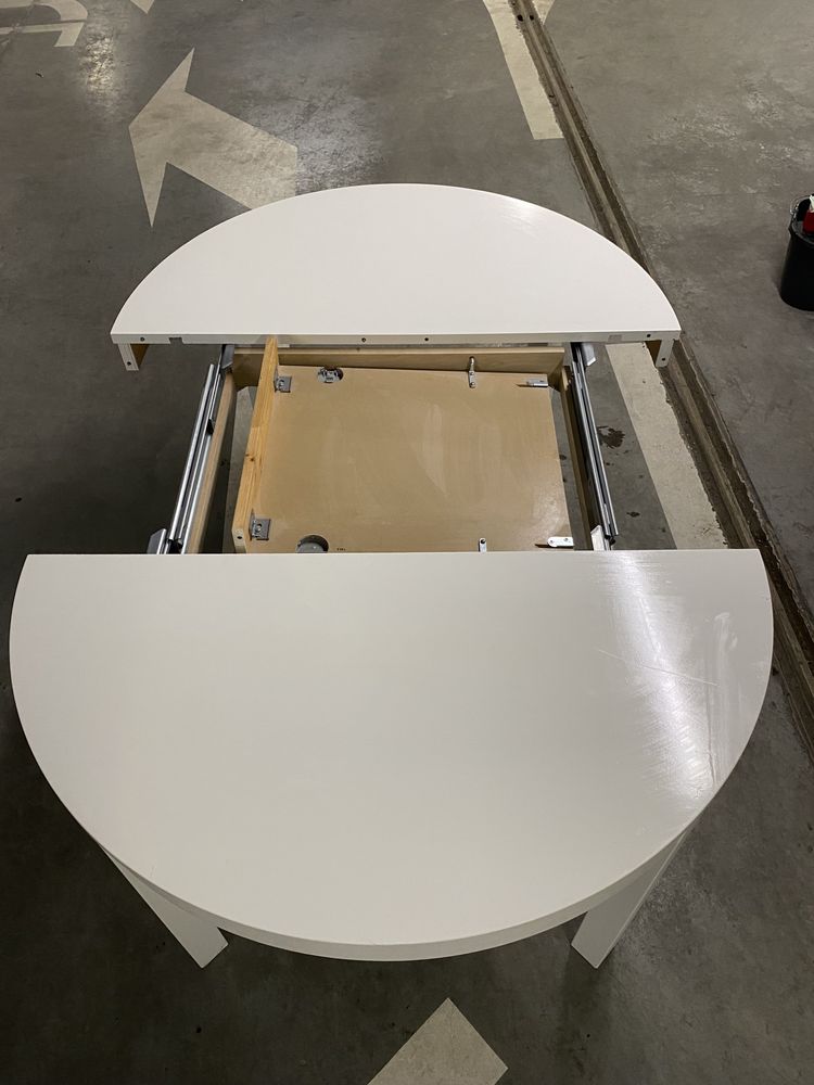 Stół okrągły Bjursta biały + 4 krzesła z Ikea z obiciem granatowym
