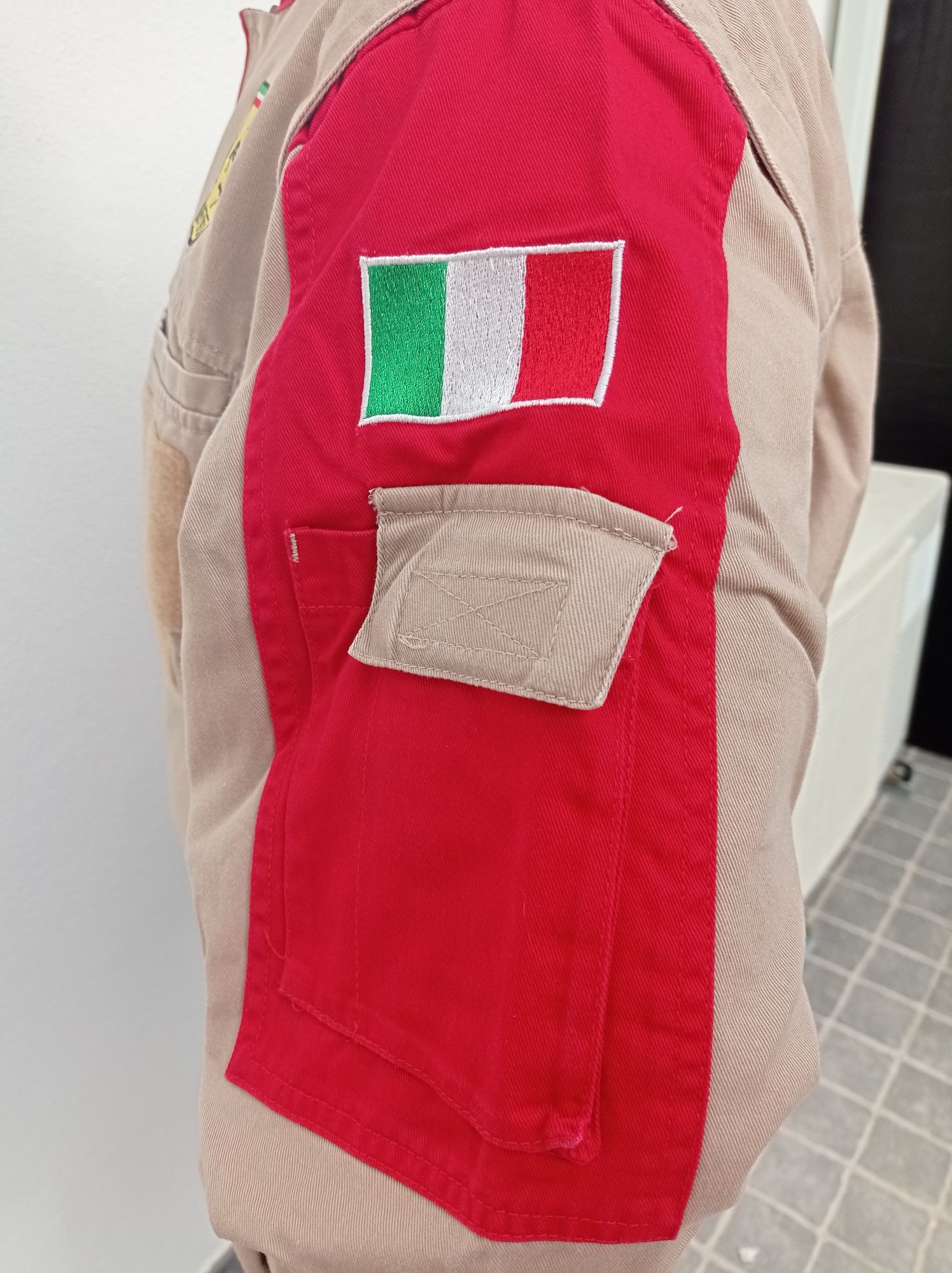 Blusão Ferrari usado na linha de montagem da Ferrari, coleção