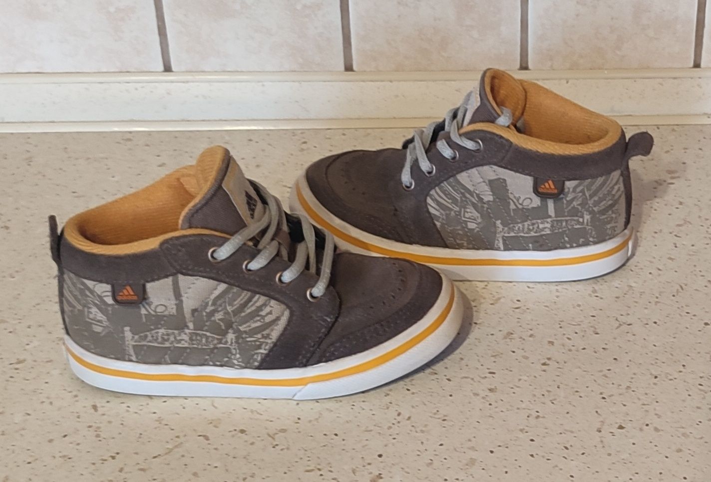 Buty chłopięce firmy Adidas rozmiar 25