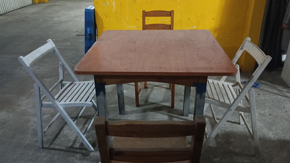 Cadeiras e mesinhas tudo