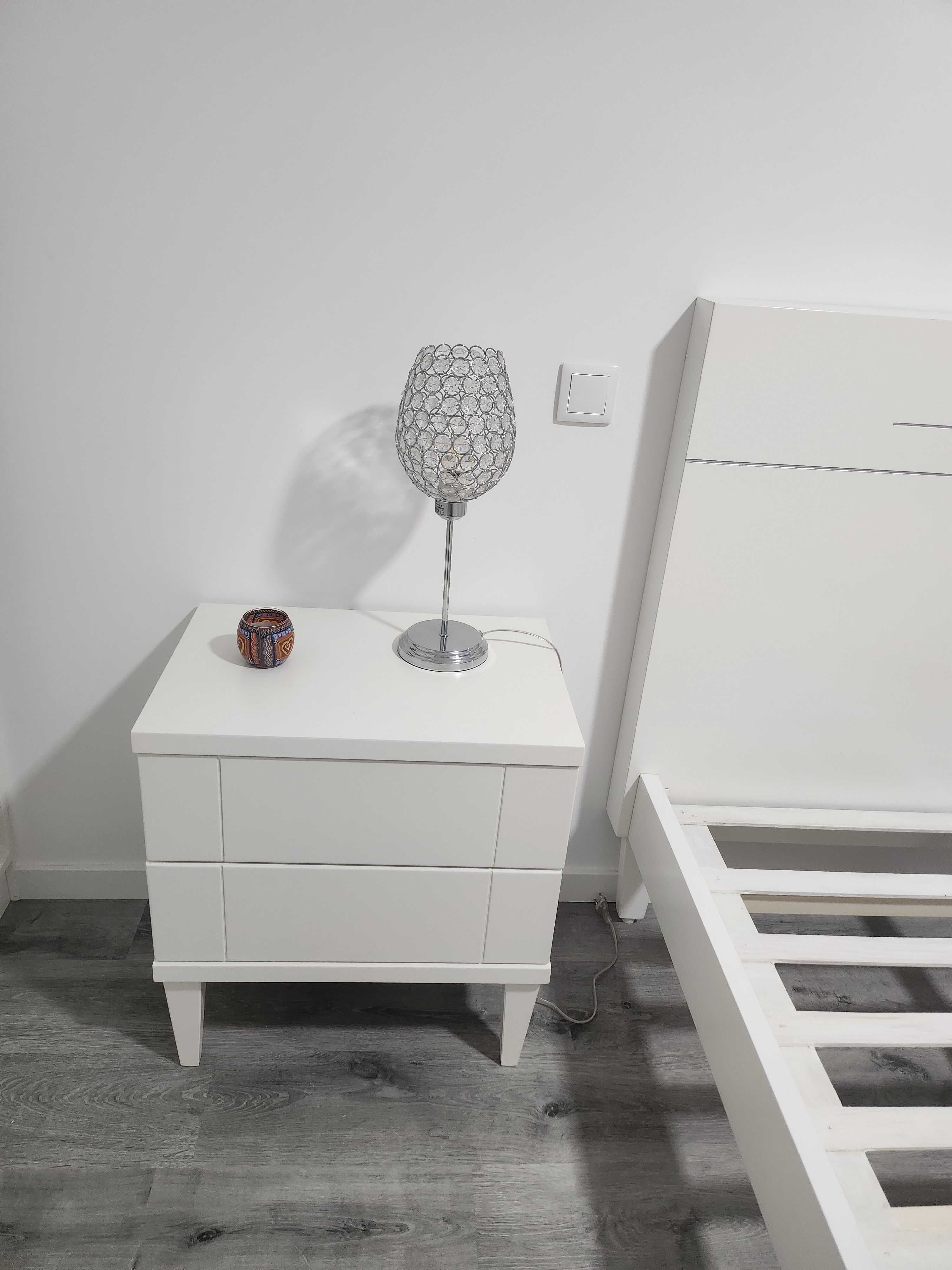 Cama + Mesa de cabeceira