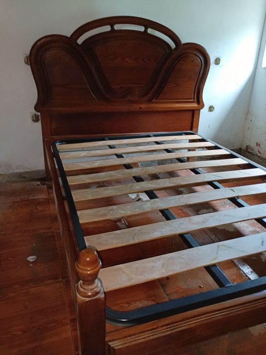 Cama de casal em madeira maciça de castanho com estrado metálico 
Perf