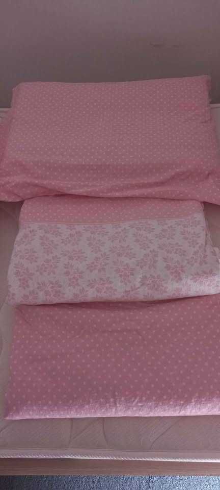 Cama individual de menina com estrado, colchão e roupa da cama