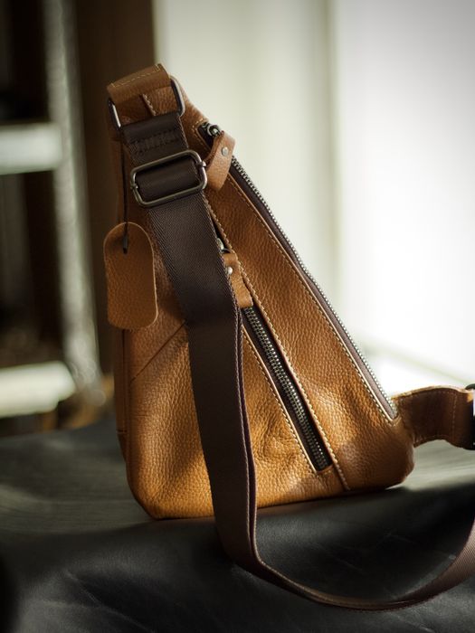 Шкіряна сумка на грудь. чоловіча бананка через плече Слінг