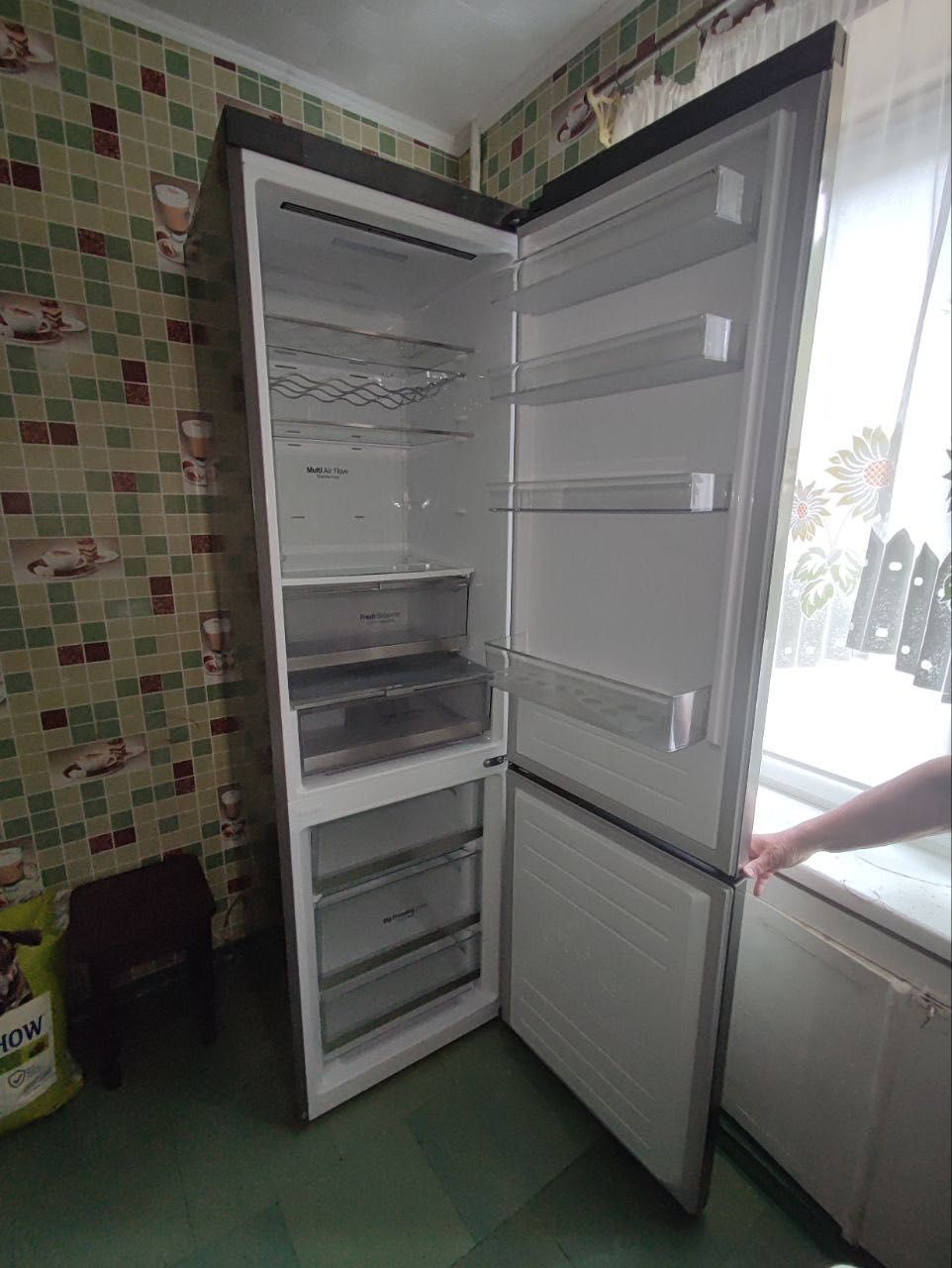 ПРОДАМ Холодильник LG (як новий )