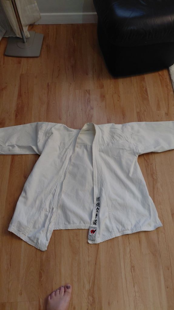 Kimono i pasy do treningu karate