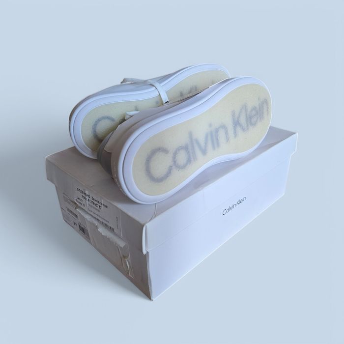 Кросівки для міста жіночі Calvin Klein білі hw0hw01425