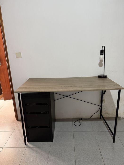 Secretária preta com tampo em madeira