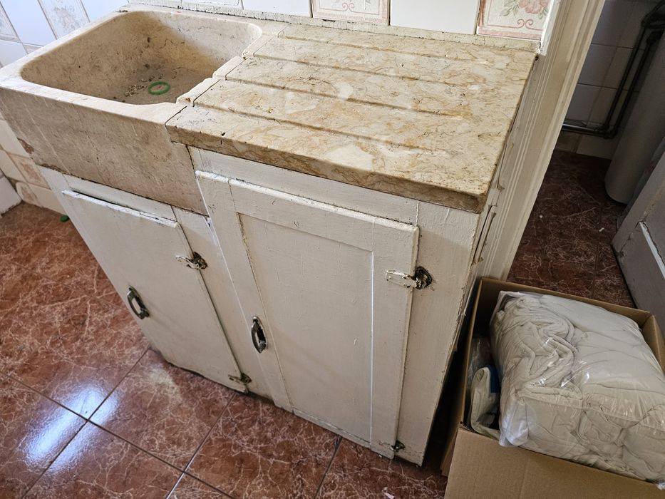 Lava louça em mármore antigo em bom estado