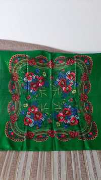 Шерстяной платок в украинском стиле