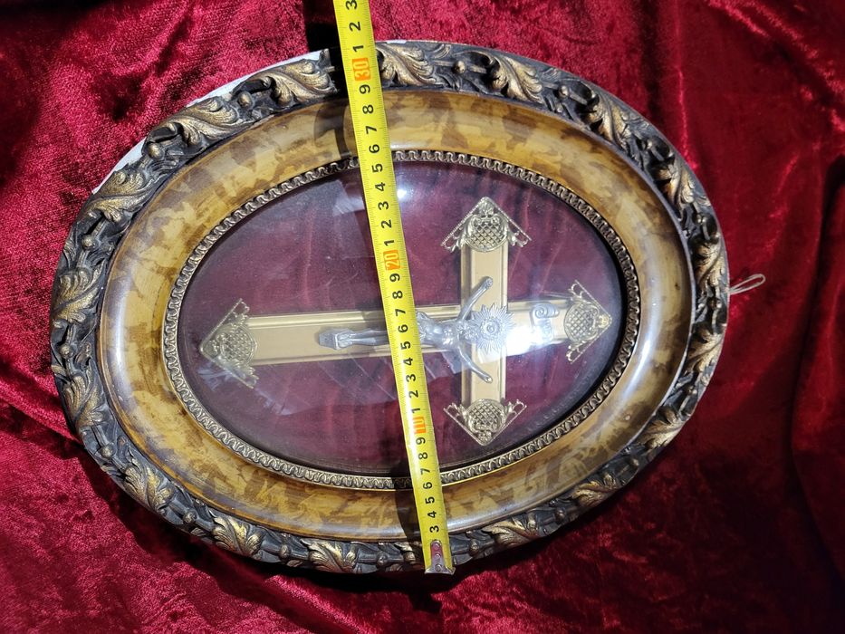 Stary krzyż w ramie za szkłem