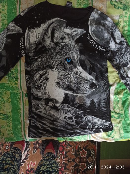 Продам кофту лонгслив с принтом волка размер м