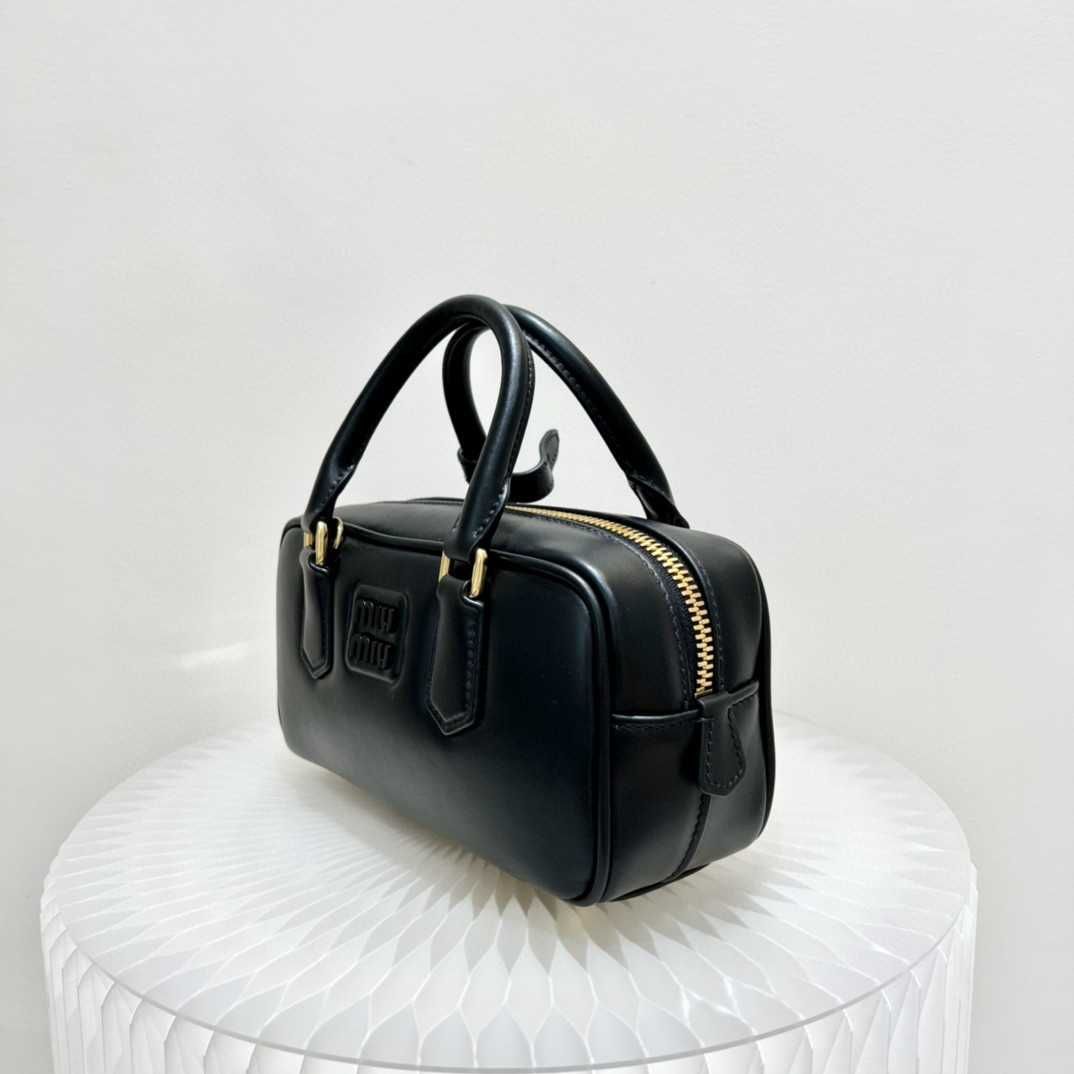 MiuMiu Czarna Torba Skórzana z Eleganckim Logo - Klasyka