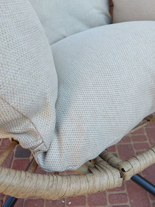 Fotel wiszący na stalowej podstawie z poduszką.