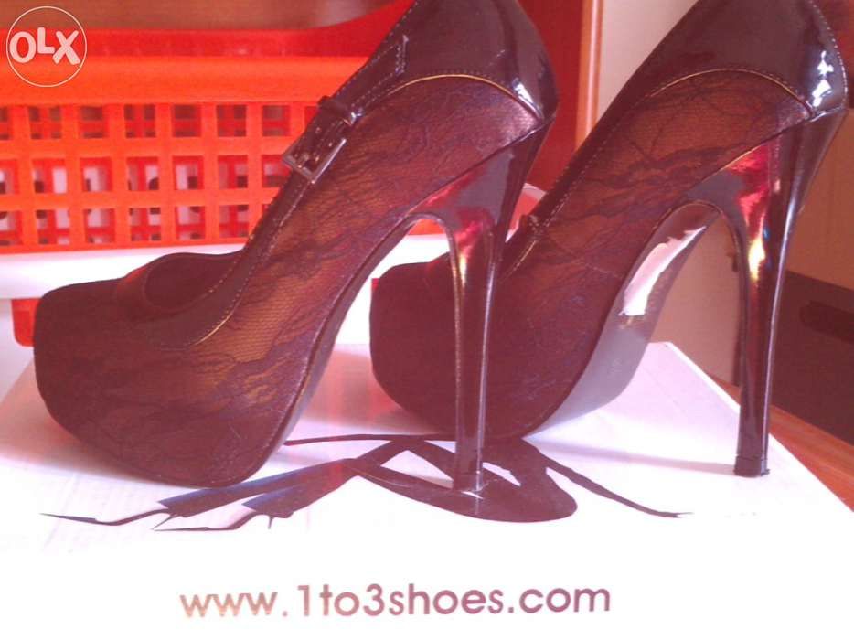 Sapatos castanhos de salto como novos