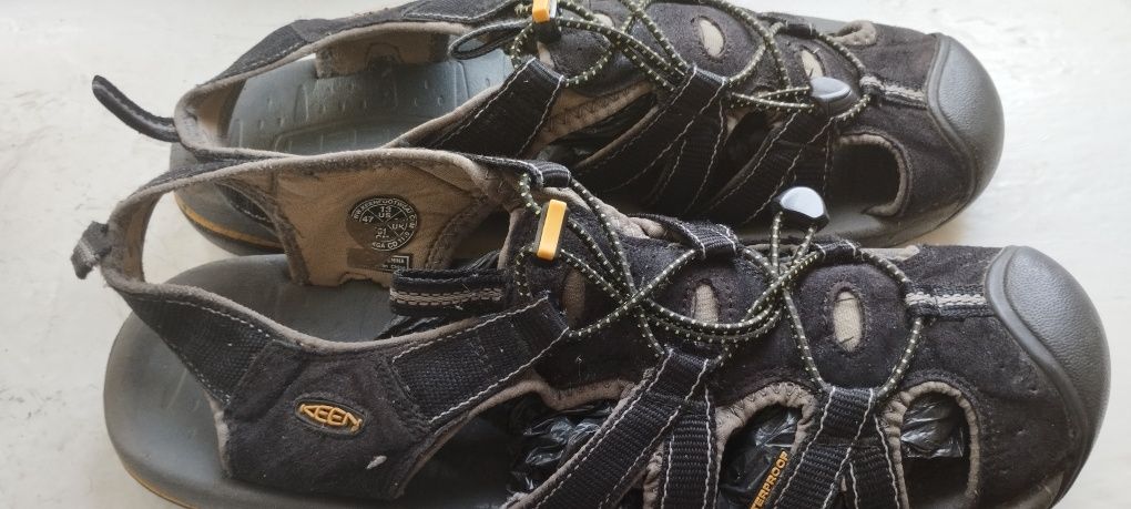 Brooks 44, 5 l Keen, Merrell 40